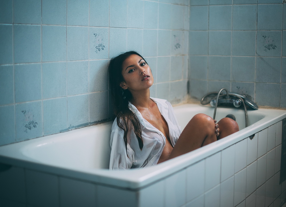В ванной мокрая девушка с смуглым телом