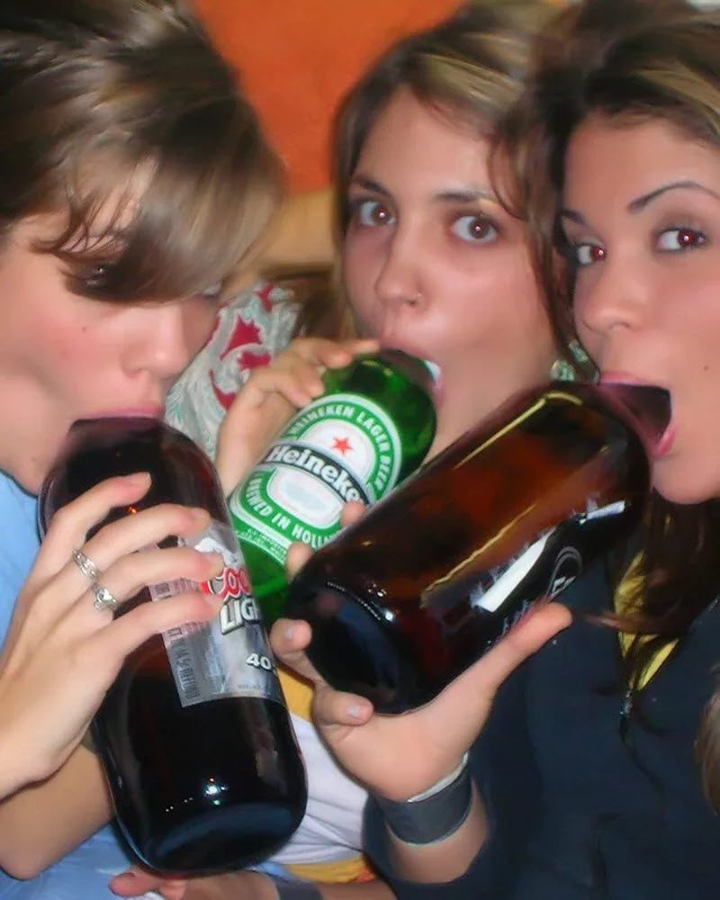 Русские девушки напились шампанского и устроили оргию с парнями