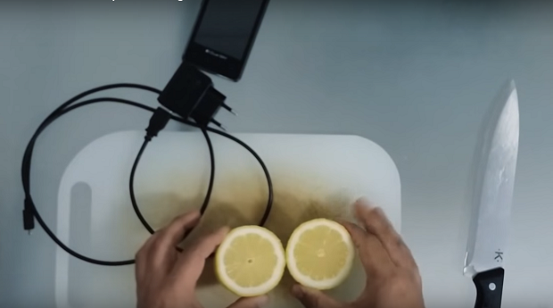 зарядить телефон при помощи лимона
