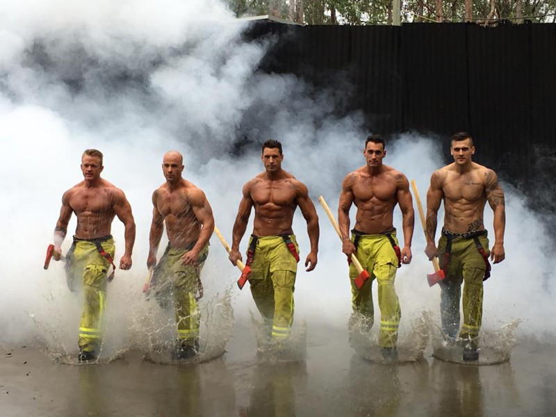 Австралийские пожарные разделись для благотворительного календаря
