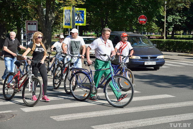 Провалы и бордюры. Как мэр Бобруйска в компании поездил на велосипеде по местным тротуарам