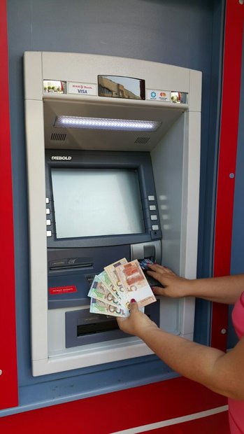 Миллион одной бумажкой! В Минске появился банкомат, который выдает 100-рублевки