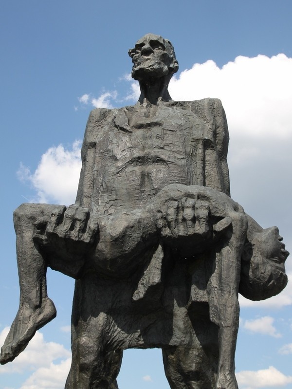 Хатынь - символ трагедии белорусского народа