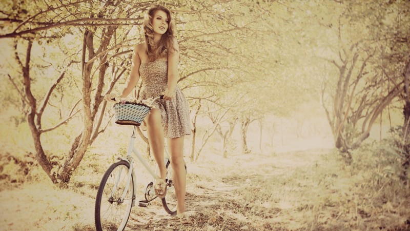 Велосипед и прекрасные девушки