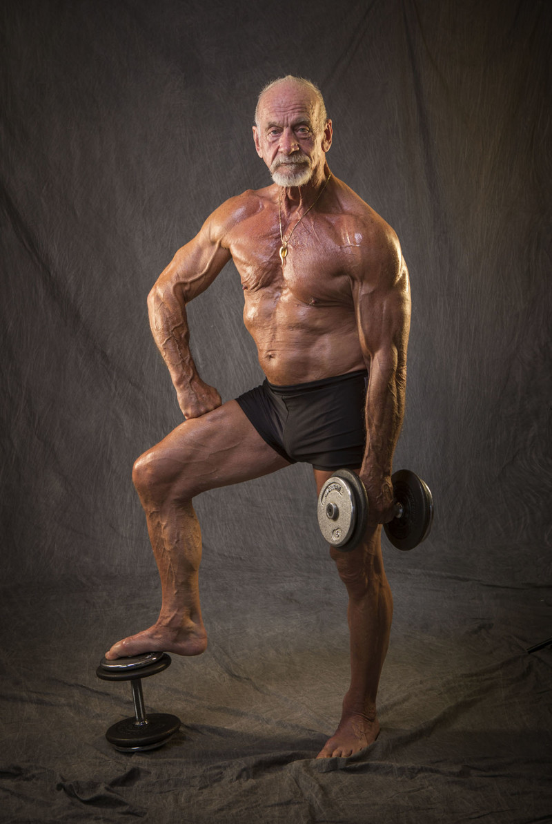 Бодибилдер держит себя в отличной форме даже в 80 лет
