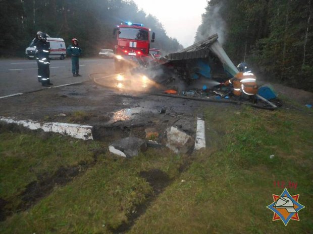 В Бобруйском районе VW врезался в остановку и загорелся: водителя спасти не удалось