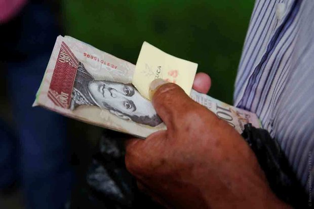 В Венесуэле стали взвешивать деньги для оплаты покупок