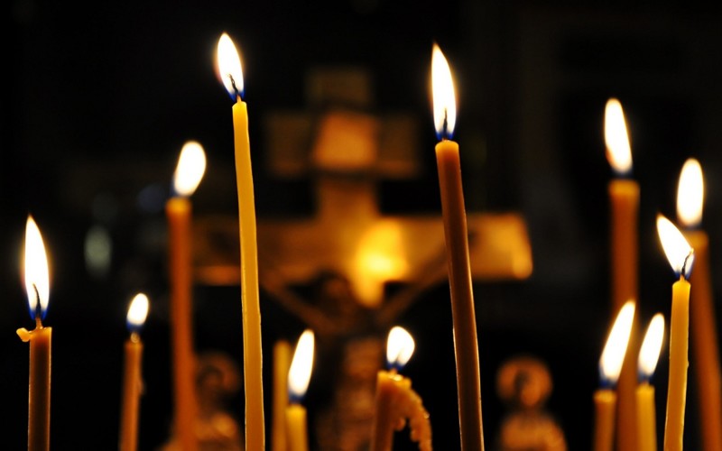 Вот почему нельзя в церкви поджигать свою свечу от рядом стоящей