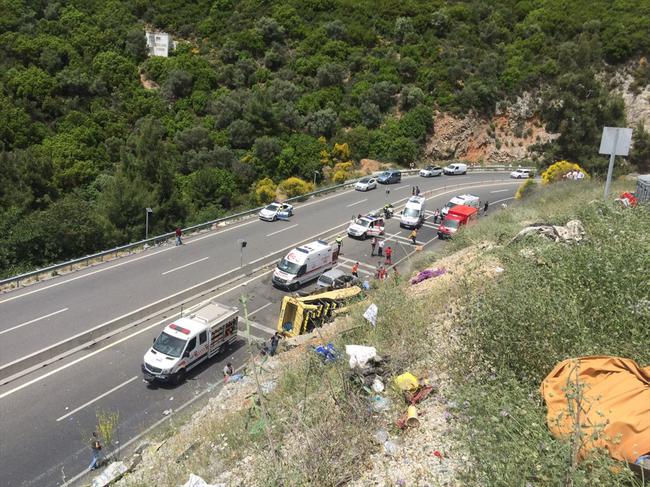 В Турции в аварию попал микроавтобус с туристами, погибли более 20 человек