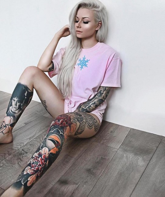 Девушки модельной внешности с татуировками