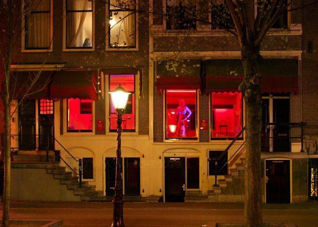 мэр Амстердама меняет мир: закрывает Квартал красных фонарей