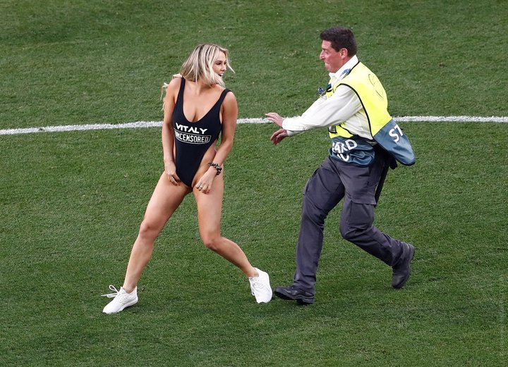 Кинси Волански выбежала на поле в финале футбольной Лиги чемпионов