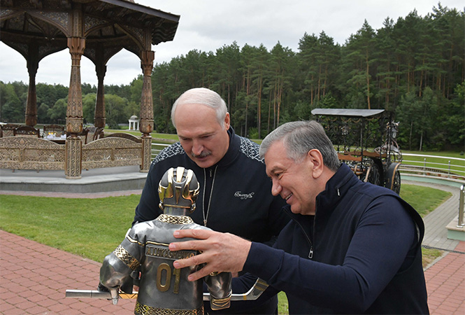 Лукашенко подарили статую Лукашенко-хоккеиста в золоте: внутри совместное фото с Колей