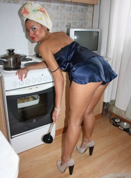 Девушки в сексуальных нарядах и нижнем белье на кухне (47 фото)