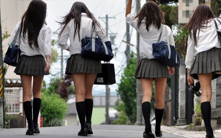 школьницы носят ультракороткие юбки
