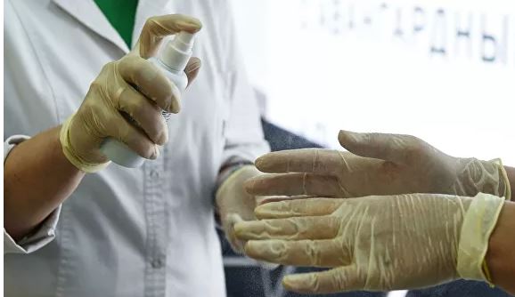 Врач заявила о риске заражения коронавирусом в перчатках