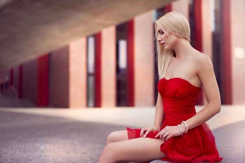 Девушка в красном платье