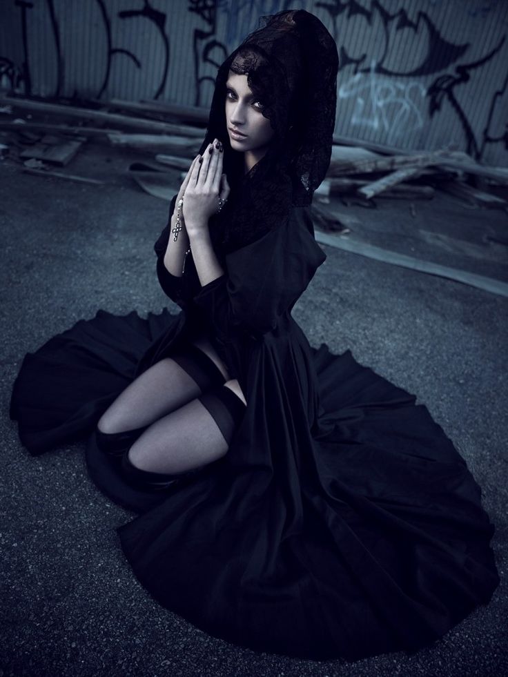Девушка в черном платье