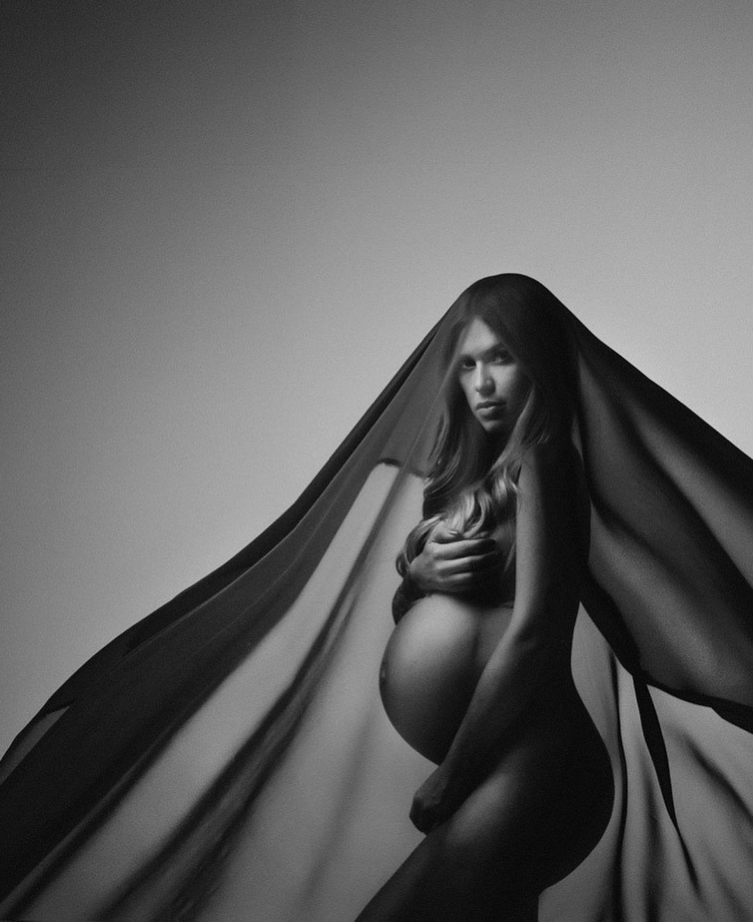 Рита Дакота показала свои голые снимки, во время беременности