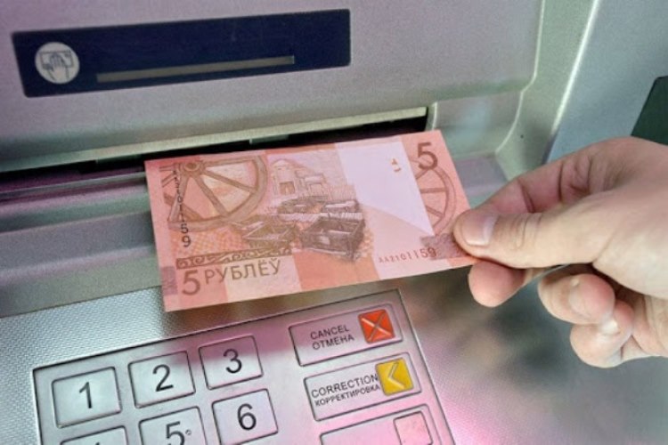 С 1 января «Беларусбанк» будет брать комиссию за снятие денег в банкоматах еще одного банка