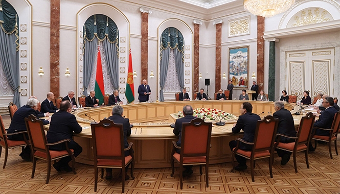 Лукашенко о молодежи: Если не переломим ситуацию, мы подойдем к войнушке
