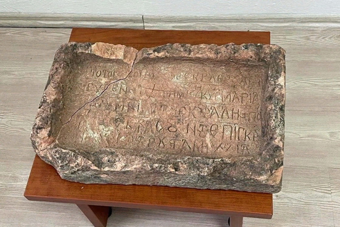 Ученые расшифровали надпись XIV века, найденную на острове в Черном море