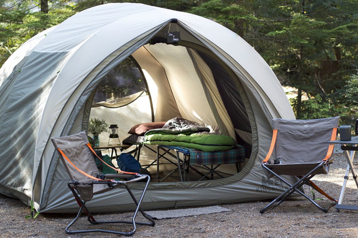 Магазин туристических палаток. Палатки для кемпинга. Место для кемпинга. Палатка турист. Утепленная палатка для кемпинга.