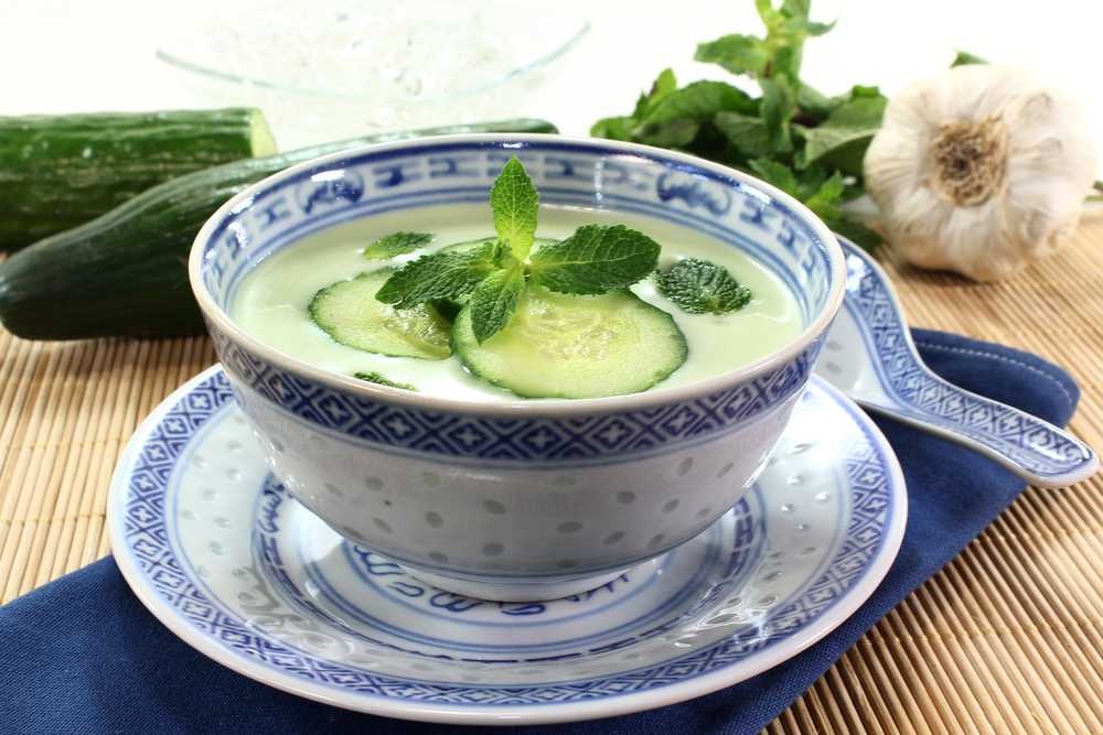 Холодный суп из огурцов и йогурта