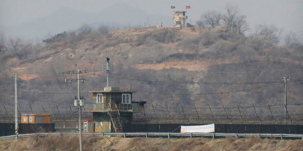 Военные из КНДР установили мины на дороге в демилитаризованной зоне